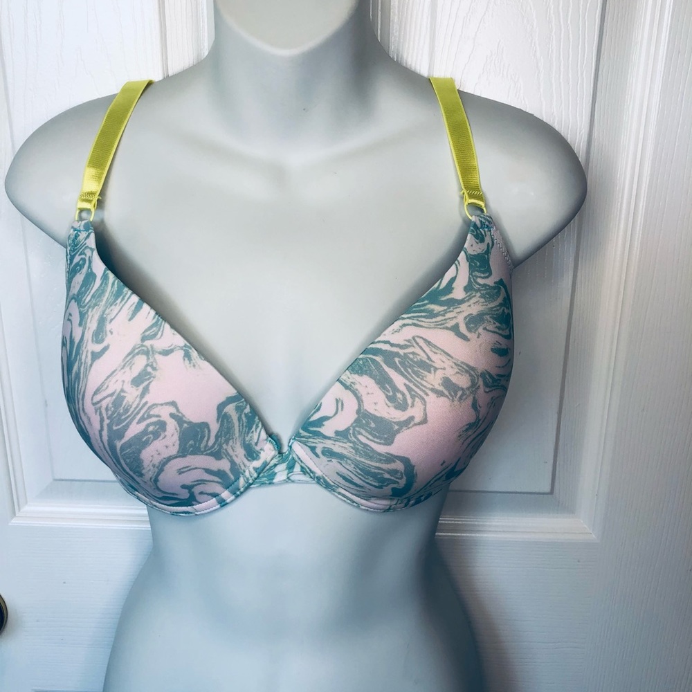 38 D Joe Boxer Pretty blue & white Swirl Pattern Bra in size 38D color straps